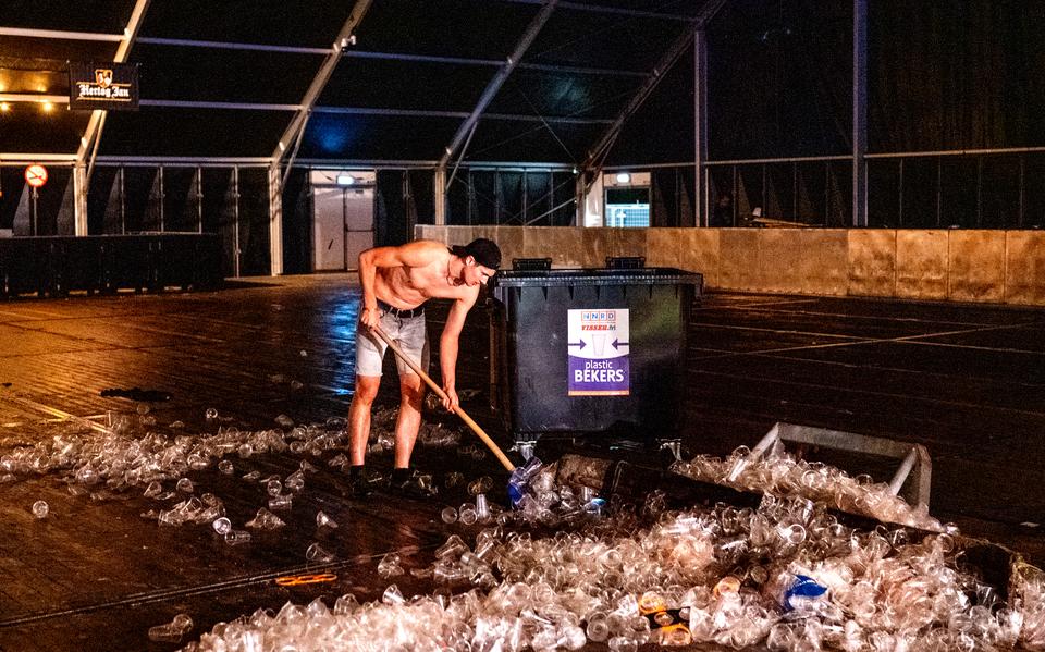 Koud heeft Rutmer Pratley het niet als hij midden in de nacht in blote bast plastic bekers schept met een sneeuwschuiver.