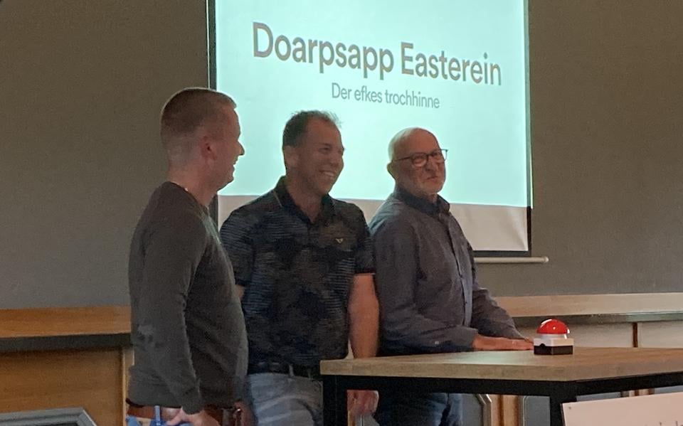 Drie generaties lanceren de app. Vader Halbe Overal (r), zoon Wilco Overal (midden) en kleinzoon Halbe Willem Overal.