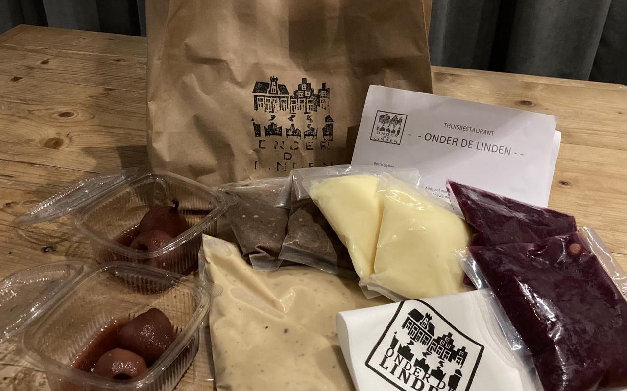 We krijgen de gerechten mee in een papieren tas, vergezeld van een werkbeschrijving voor het opwarmen van het menu. We krijgen de gerechten mee in een papieren tas, vergezeld van een werkbeschrijving voor het opwarmen van het menu.