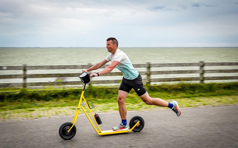 Tjitte Jan de Vries uit Warns traint bij het Reaklif voor de Stepelfstedentocht.