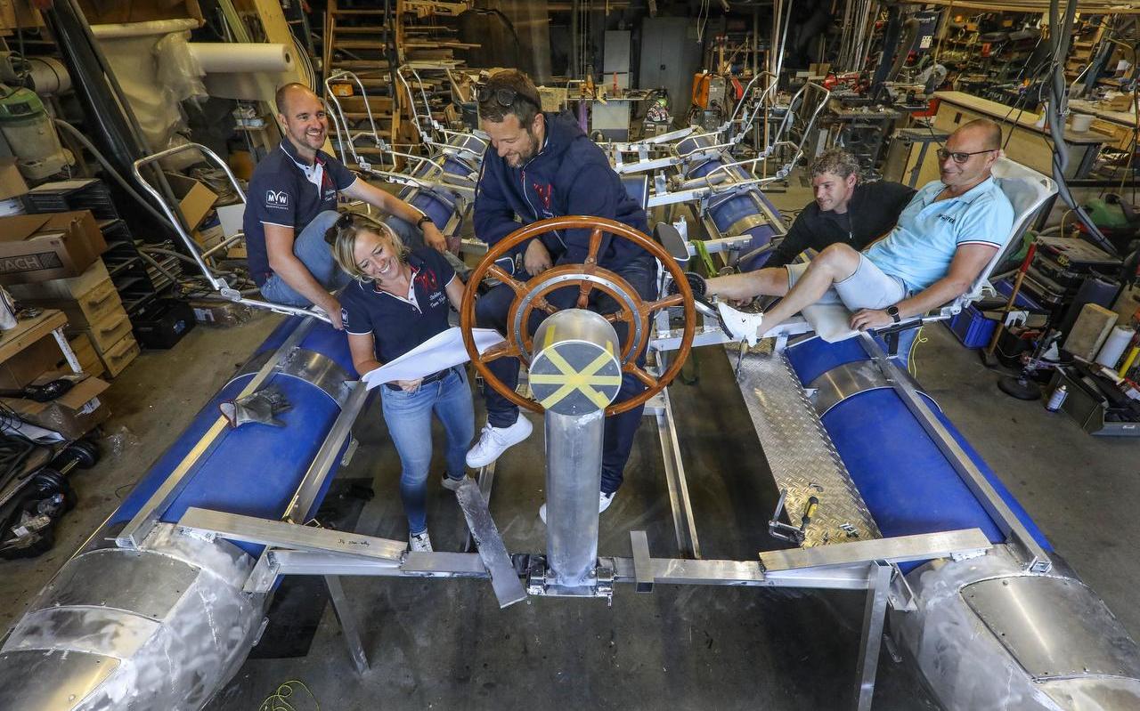 Vlnr Douwe de Vries, Henny Feenstra, Hylke Zijlstra, Hessel Fekkes en Richard Velzen testen de waterfiets alvast 'op het droge'. Vlnr Douwe de Vries, Henny Feenstra, Hylke Zijlstra, Hessel Fekkes en Richard Velzen testen de waterfiets alvast 'op het droge'.