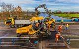 Nieuw asfalt voor druk bereden brug Uitwellingerga