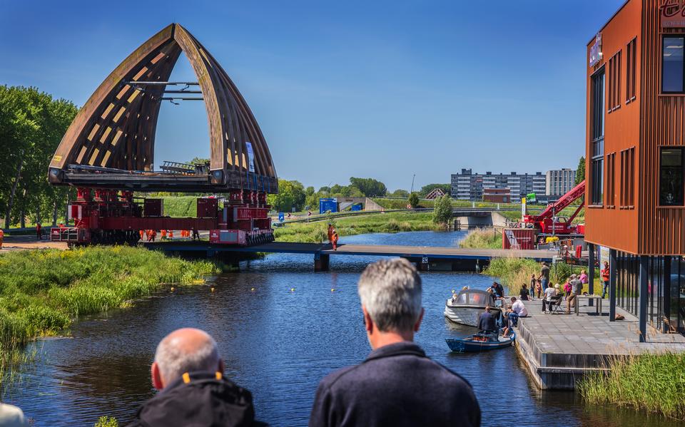 De brug Krúsrak is op wieltjes gezet en wordt over het water naar een werkterrein gereden.