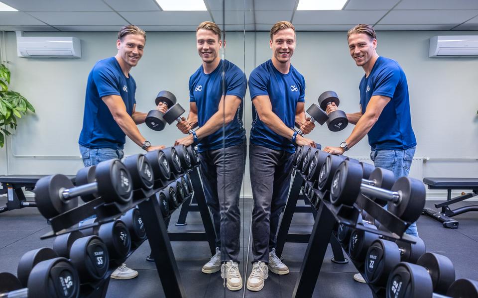 
De tweeling Hylke (uiterst links en uiterst rechts) en Sytse van Dongen bij fitnessapparatuur in hun sportschool in IJlst.