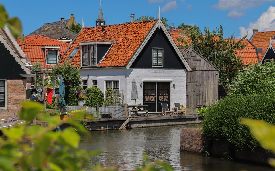 Het witte huisje aan De Klinten in Hindeloopen is één van de woningen die de gemeente op de korrel heeft omdat het illegaal aan toeristen verhuurd wordt. 