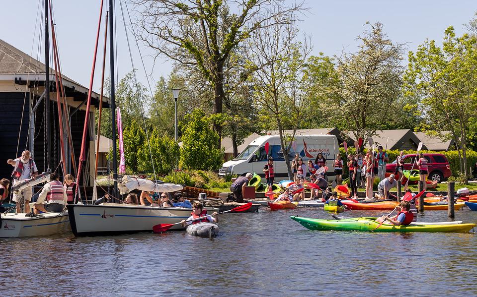 Schoolkinderen tijdens een zeilkamp bij Ottenhome in Heeg. Kanovaren hoort ook bij de activiteiten.