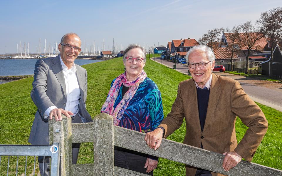 Op de dijk bij Hindeloopen uitkijkend richting Amsterdam. V.l.n.r: Bernard Hilgers, Carolien Hack en Ties Elzenga.