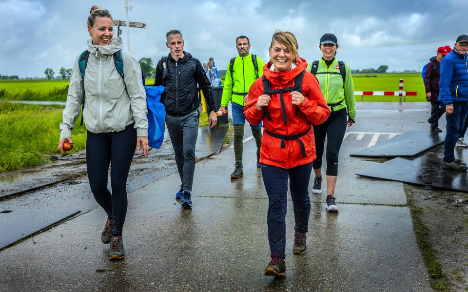 Een deel van het college van Súdwest-Fryslân eensgezind op weg tijdens de Slachtemarathon van 2024. Vooraan burgemeester Jannewietske de Vries (r) en wethouder Petra van den Akker (l). In het geel achteraan wethouder Henk de Boer. 