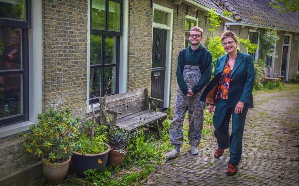 Dichter en organisator van Dichter op de Deel, Dien de Boer, bij het schrijvershuisje in Pingjum waar rapper, schrijver en poëet Alexander Moto uit Leeuwarden inspiratie op mag doen.