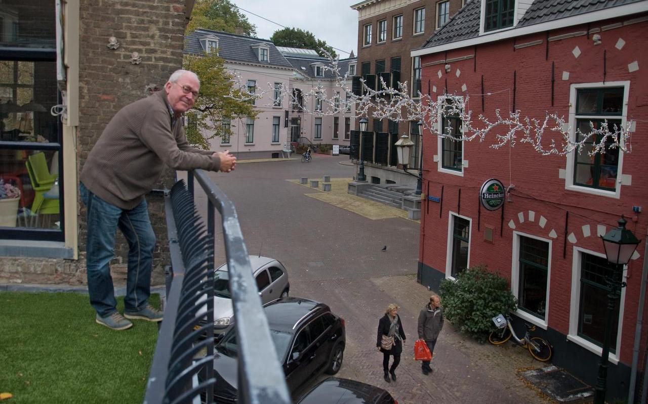 Jes Wassenaar kijkt op het Herenwaltje. De wandelaars beneden lopen waar dinsdag nog een flink gat zat. Jes Wassenaar kijkt op het Herenwaltje. De wandelaars beneden lopen waar dinsdag nog een flink gat zat.