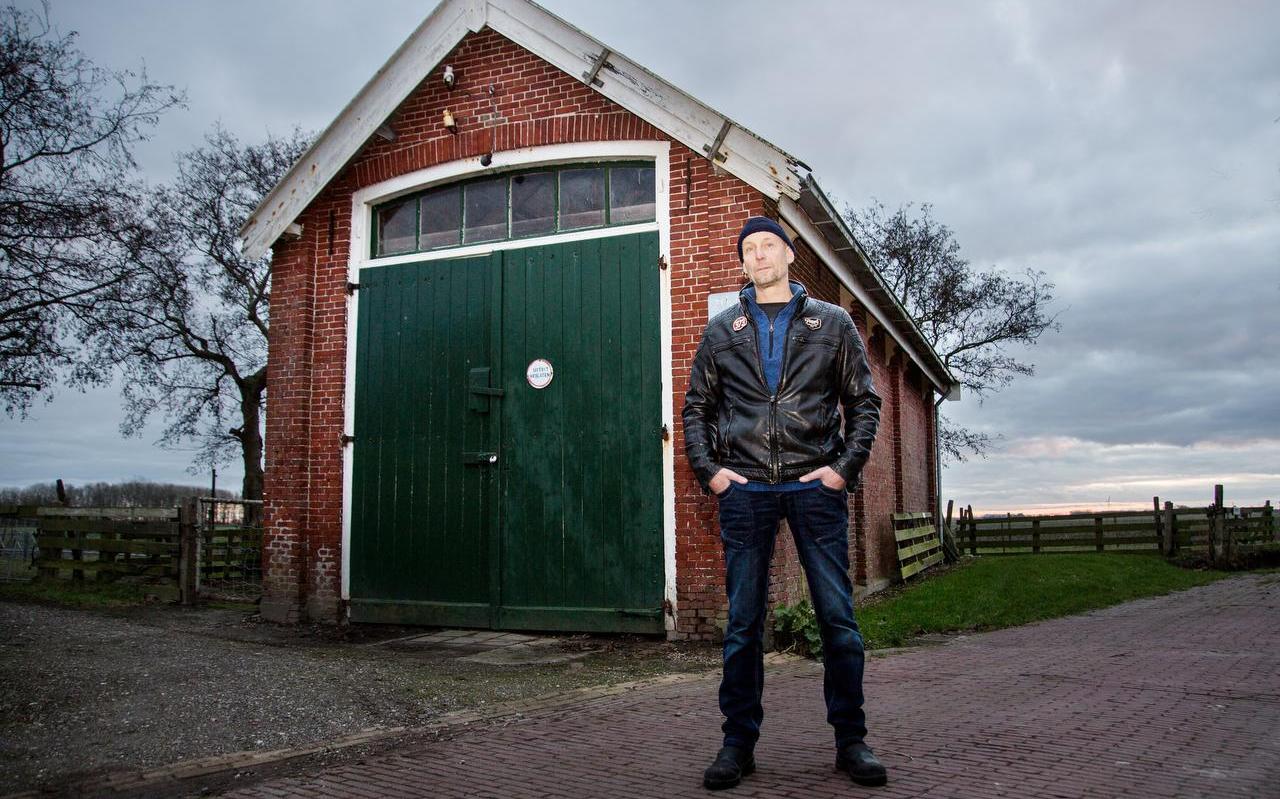 Willem Groenia van Museum Moddergat voor het historsiche reddingboothuis dat is verkocht aan een Amsterdammer. FOTO JAN SPOELSTRA Willem Groenia van Museum Moddergat voor het historsiche reddingboothuis dat is verkocht aan een Amsterdammer. FOTO JAN SPOELSTRA