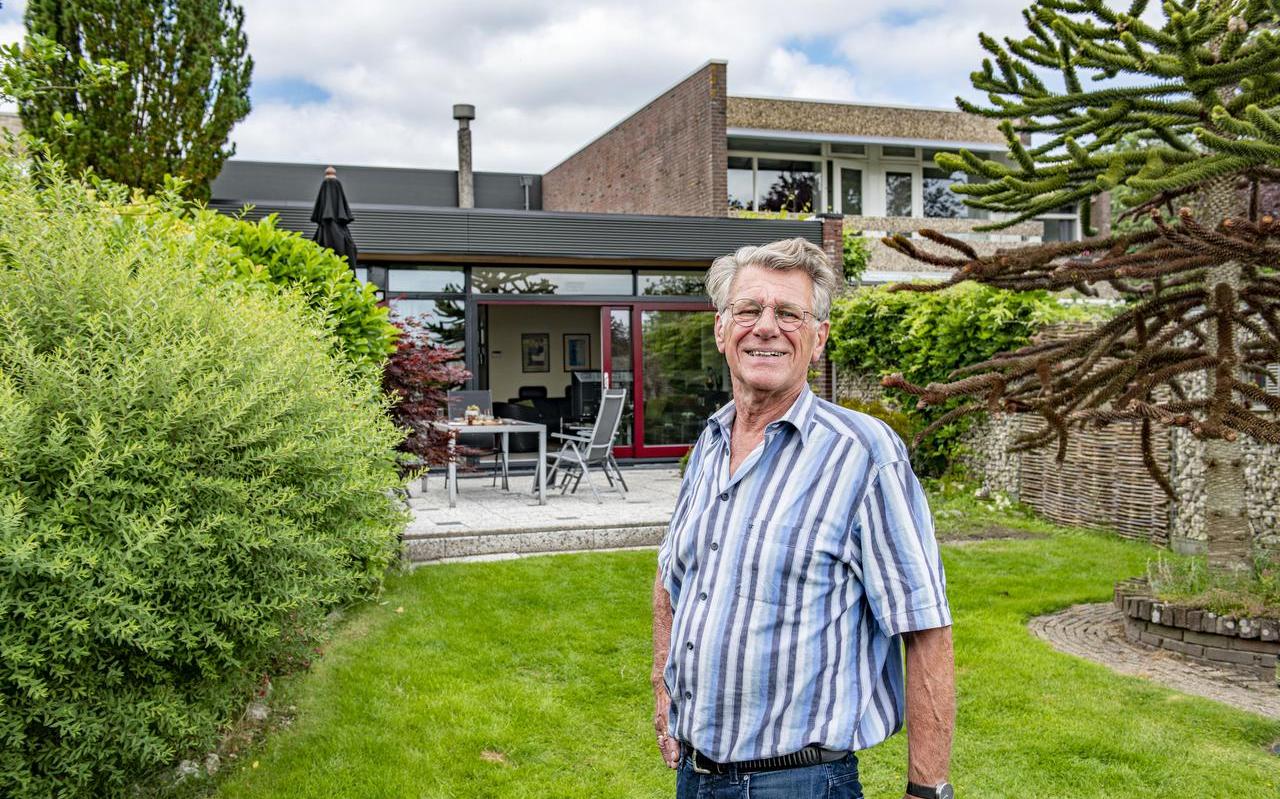 Oebele Herder voor zijn verduurzaamde huis. Bij de buren zitten de grindbetontegels nog, bij hem zijn die vervangen door lamellen. ,,It wie net in súnich hûs.’’ Oebele Herder voor zijn verduurzaamde huis. Bij de buren zitten de grindbetontegels nog, bij hem zijn die vervangen door lamellen. ,,It wie net in súnich hûs.’’