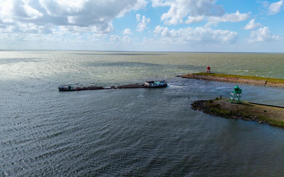 Vrachtschip Ilse-Marie vast voor ingang havenmond Stavoren.
