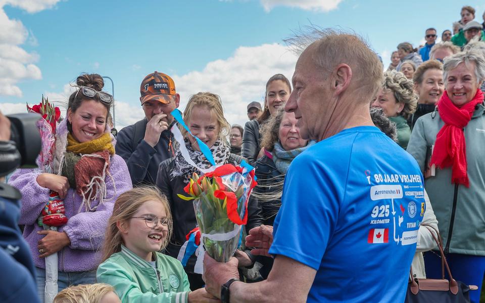 Zijn kleinkinderen en andere familieleden zijn blij dat organisator Henri Meijering weer thuis is.