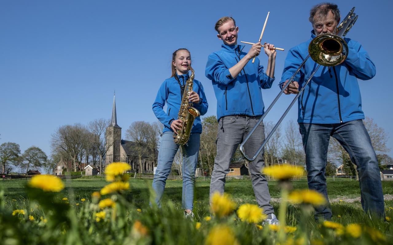 Aaltsje van der Vegt, Yme Kramer en Klaes Tilma van Harmonie Weidum.  FOTO HOGE NOORDEN/JACOB VAN ESSEN