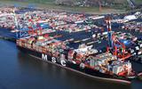 Een luchtfoto van het containerschip MSC Zoe in de Bremerhaven.