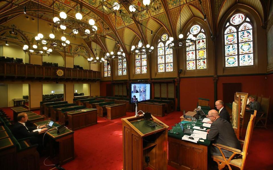 Leeuwarden
Adres:	Provinsjehûs
Onderwerp:	Foto van Brok in een lege Statenzaal