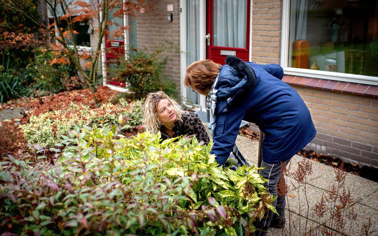Jolanda Booi op bezoek bij Mattie Kloosterman om haar te adviseren over haar tuin. FOTO JILMER POSTMA

