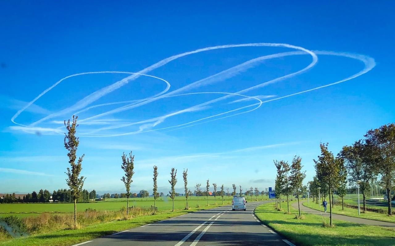 Boven Friesland waren donderdagmorgen opmerkelijke ronde strepen van een vliegtuig te zien. Deze foto werd genomen vanuit Sneek. Boven Friesland waren donderdagmorgen opmerkelijke ronde strepen van een vliegtuig te zien. Deze foto werd genomen vanuit Sneek.