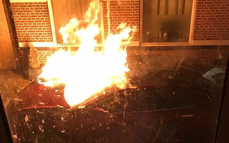 Vlak voor het woonhuis van de curator werden de auto’s aangestoken.