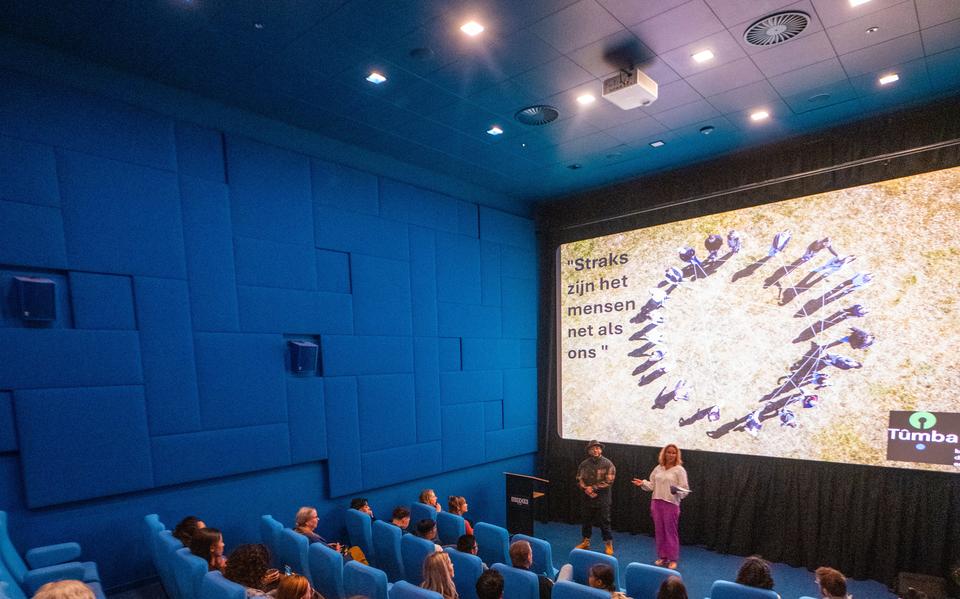 In de korte documentaire 'Straks zijn het mensen net als ons' van Tûmba zetten leerlingen van vmbo-scholen Zamenhof in Leeuwarden en BHS in Gorredijk elkaar aan het denken over discriminatie en racisme.





