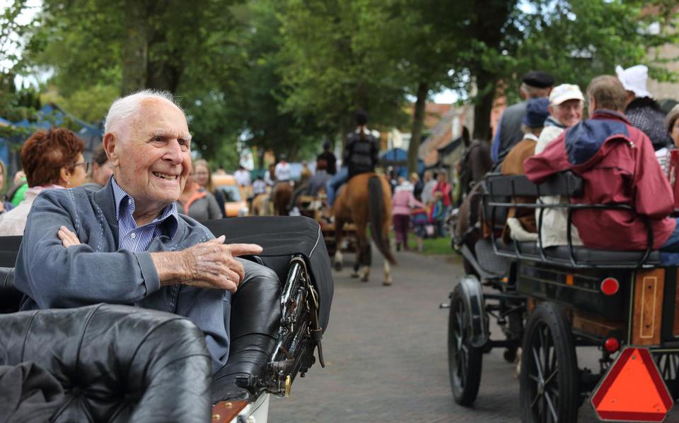Eelke Bakker, hier een dag voor zijn 107e verjaardag in 2017, bij de historische optocht in zijn geboorteplaats Ballum.  