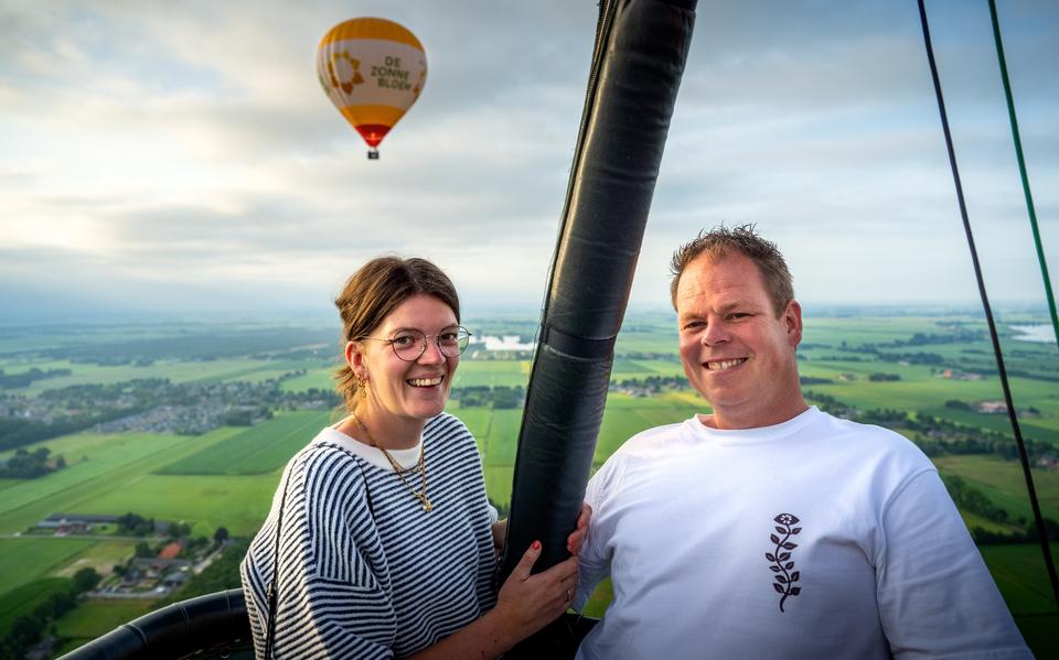 Alexander van der Woord gaf zijn vriendin Fenna Hijlkema een ballonvaart cadeau.