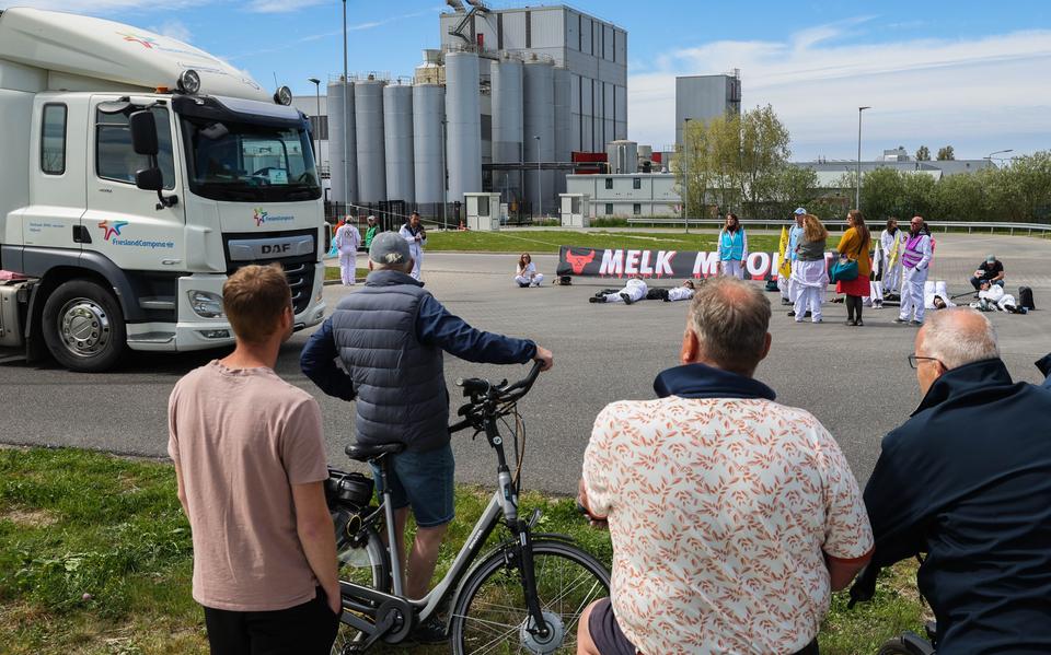 Actievoerders van Animal Rebellion Noord en Extinction Rebellion blokkeren de melkontvangst van de kaasfabriek van FrieslandCampina in Workum. Omstanders reageren verbolgen op de actie. 