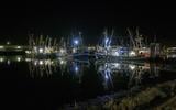 De haven van Lauwersoog met vissersschepen bij nacht. FOTO JAN ZEEMAN