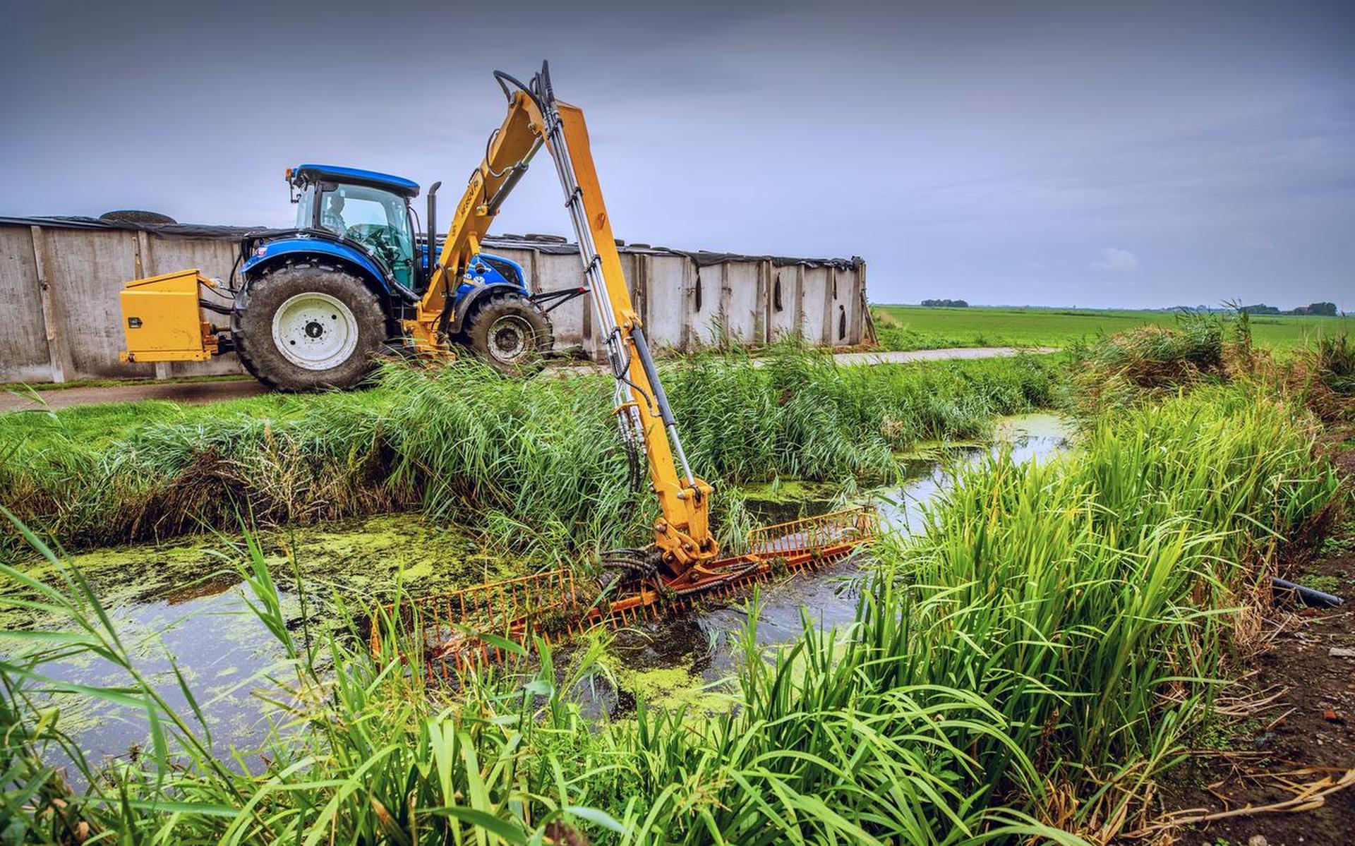 Hekkelen, waarbij de begroeiing (waterplanten) uit sloten wordt gehaald, zodat de watergangen vrij worden gehouden en overtollig water goed kan worden afgevoerd.