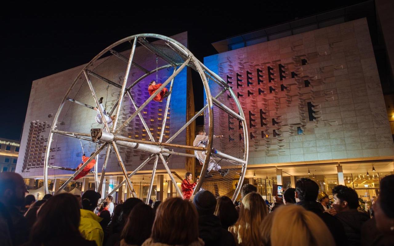 Het Culturele Hoofdstadjaar werd in Valletta geopend met allerhande acts. LF2018-directeur Tjeerd van Bekkum (links op de foto boven) en LF2018-bestuurder Wiebe Wieling woonden de festiviteiten bij. Wayne Makrantoni en zijn vrouw Amanda (foto rechts) over V18: ,,Wij zijn altijd al heel trots geweest.’’ FOTO JAIMIE IAIN GENOVESE Het Culturele Hoofdstadjaar werd in Valletta geopend met allerhande acts. LF2018-directeur Tjeerd van Bekkum (links op de foto boven) en LF2018-bestuurder Wiebe Wieling woonden de festiviteiten bij. Wayne Makrantoni en zijn vrouw Amanda (foto rechts) over V18: ,,Wij zijn altijd al heel trots geweest.’’ FOTO JAIMIE IAIN GENOVESE