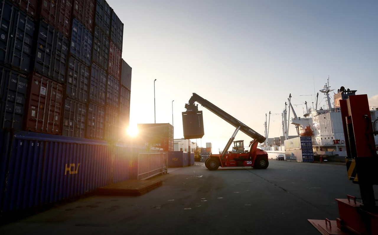 Er zijn volgens wethouder Hein Kuiken in Harlingen voldoende banen, zoals in de logistiek. FOTO CATRINUS VAN DER VEEN Er zijn volgens wethouder Hein Kuiken in Harlingen voldoende banen, zoals in de logistiek. FOTO CATRINUS VAN DER VEEN