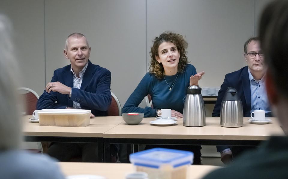 Demissionair minister Sophie Hermans, geflankeerd door ambtenaren van haar ministerie van Klimaat en Groene Groei, eind vorig jaar in het dorpshuis in Ternaard.