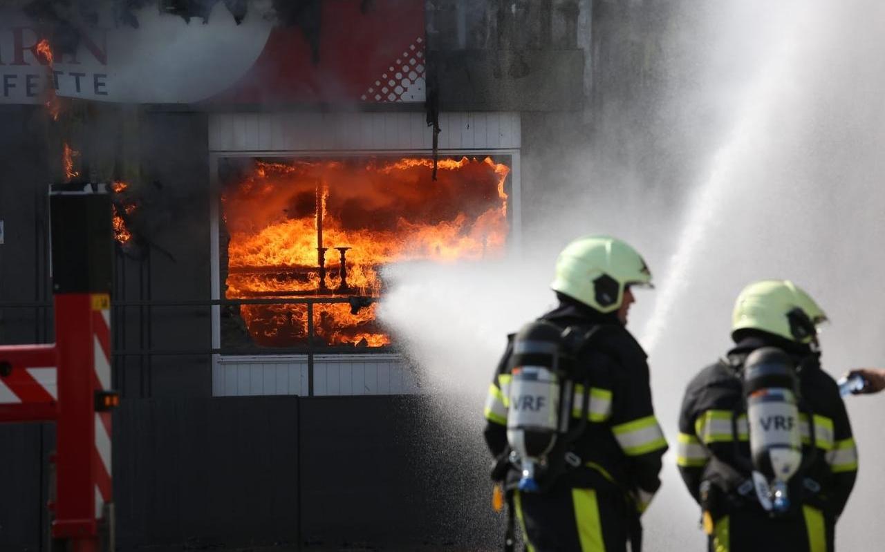 Binnen twee uur tijd lag het Estafette-pand in Sneek in de as. FOTO JARING RISPENS Binnen twee uur tijd lag het Estafette-pand in Sneek in de as. FOTO JARING RISPENS