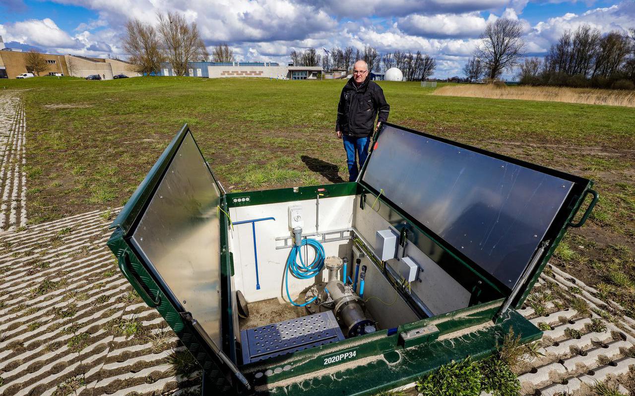 Vitens-medewerker Jan Jager bij een nieuwe waterput in Spannenburg (2021).