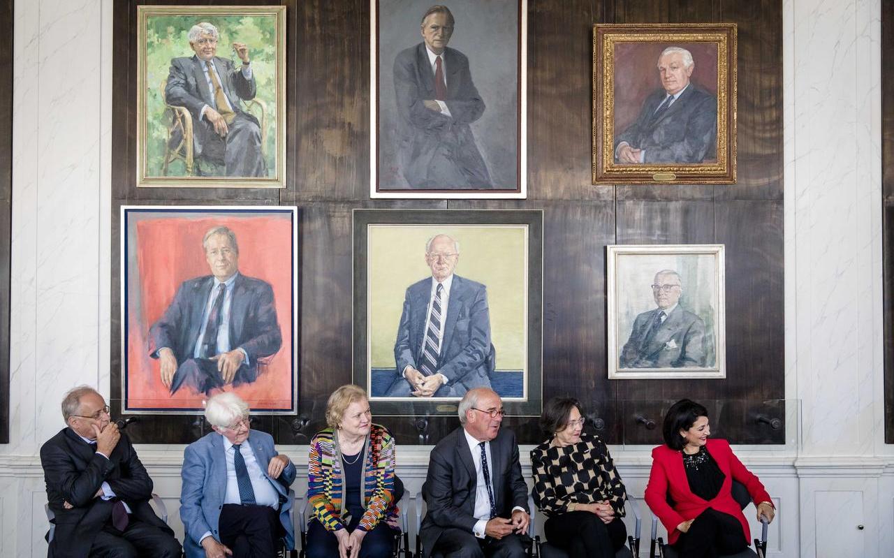 Zes oud-Kamervoorzitters op een rijtje. Van links naar rechts Wim Deetman, Piet Bukman, Jeltje van Nieuwenhoven, Frans Weisglas, Gerdi Verbeet en Khadija Arib. Op het schilderij middenonder staat de beeltenis van Anne Vondeling. Zes oud-Kamervoorzitters op een rijtje. Van links naar rechts Wim Deetman, Piet Bukman, Jeltje van Nieuwenhoven, Frans Weisglas, Gerdi Verbeet en Khadija Arib. Op het schilderij middenonder staat de beeltenis van Anne Vondeling.