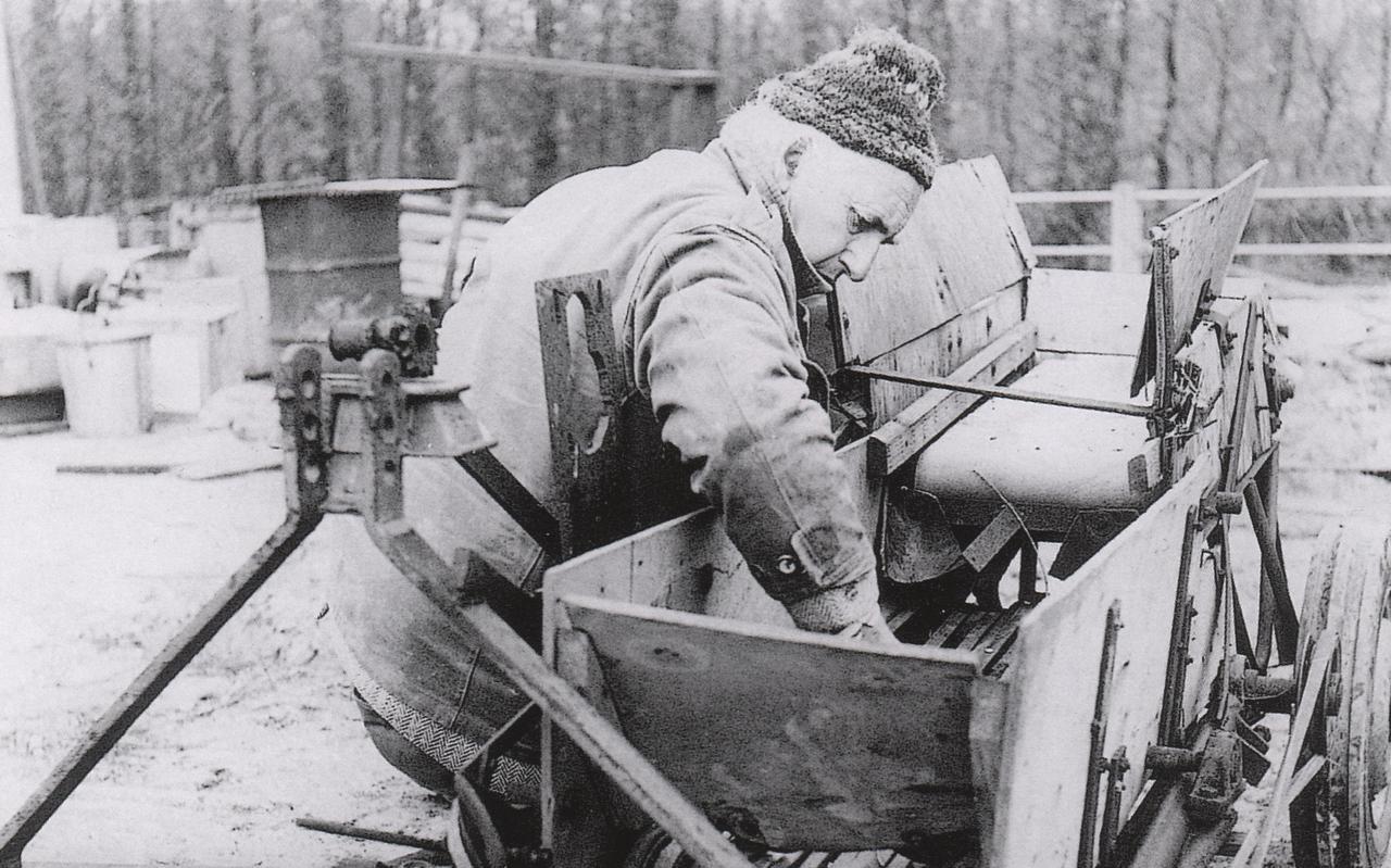 Abe Gerlsma met een prototype van zijn aardappelpootmachine, rond 1971. FOTO ARCHIEF STICHTING ABE GERLSMA. 
