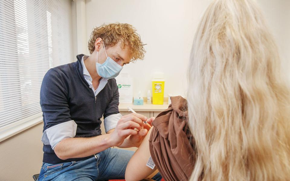 Apotheker Rogier Hilbers zet coronavaccinaties, eind 2021. 