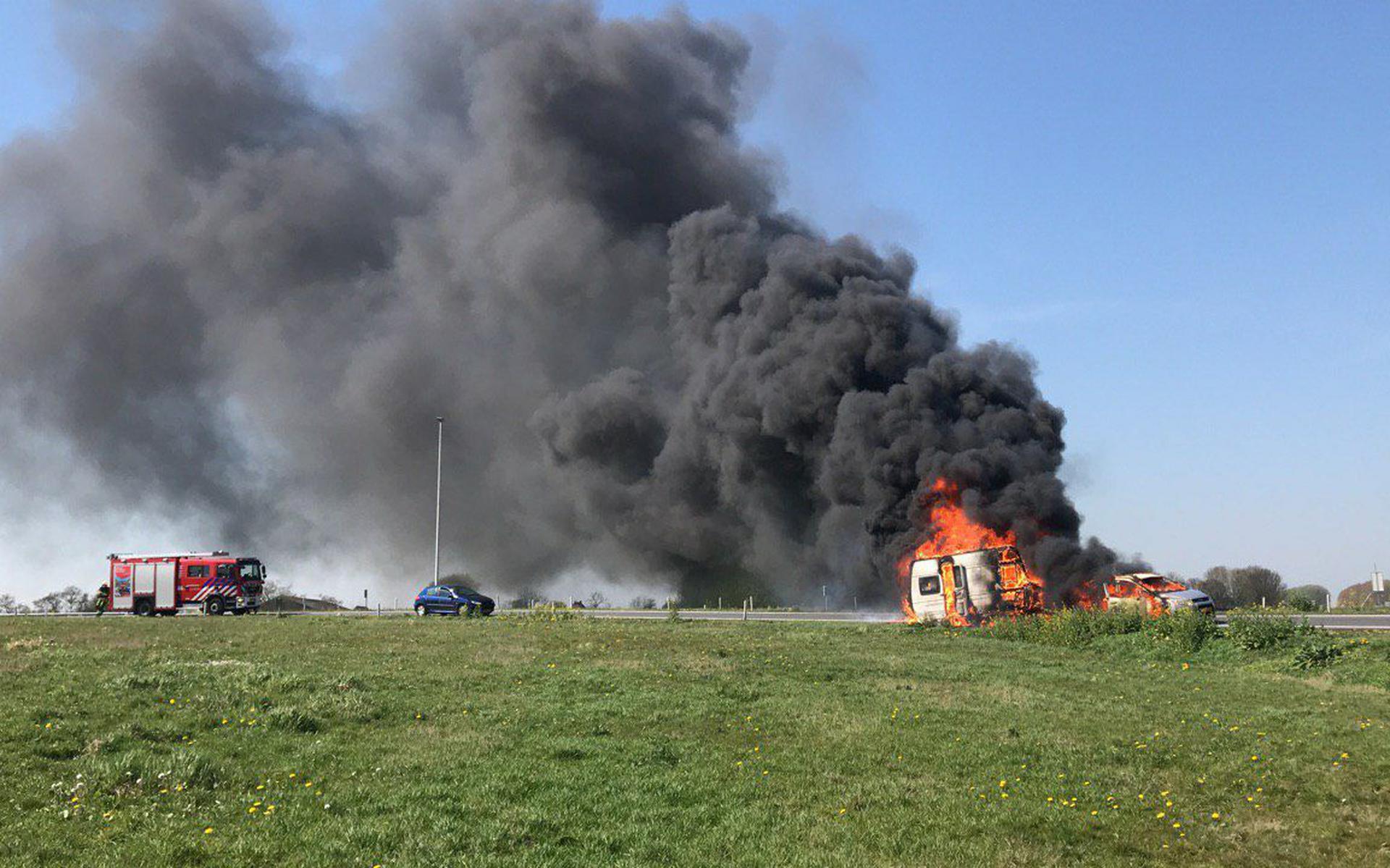 Fractie pint Afdaling Auto en caravan uitgebrand op N31 bij Leeuwarden, rook tot in wijde omtrek  te zien - Leeuwarder Courant