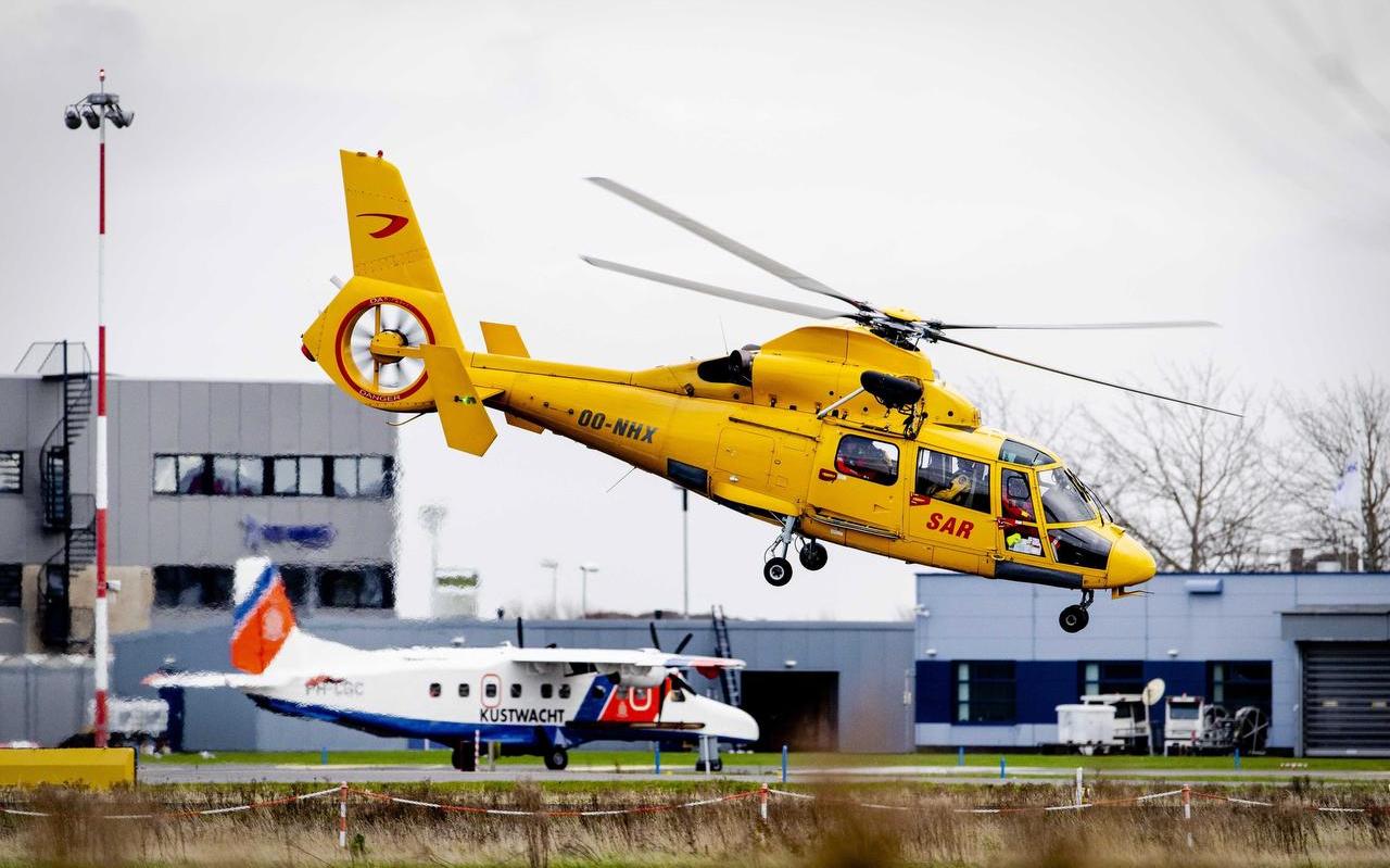 De SAR-helikopter vertrekt van de basis in Den Helder, op zoek naar opvarenden van de UK165. De SAR-helikopter vertrekt van de basis in Den Helder, op zoek naar opvarenden van de UK165.