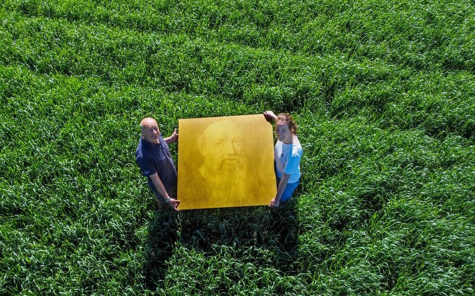 Boer Menno de Vries teelt het graan dat 500 jaar geleden ook geteeld werd door de Mennonieten in deze streek. Molenaar/bakker Christa Bruggenkamp verwerkt het graan tot brood. Beiden houden een portret van Menno Simons in handen.