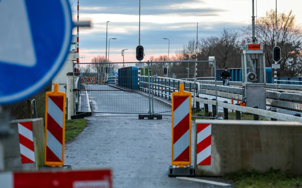 De afgesloten brug in de Nije Dyk bij Uitwellingerga. 