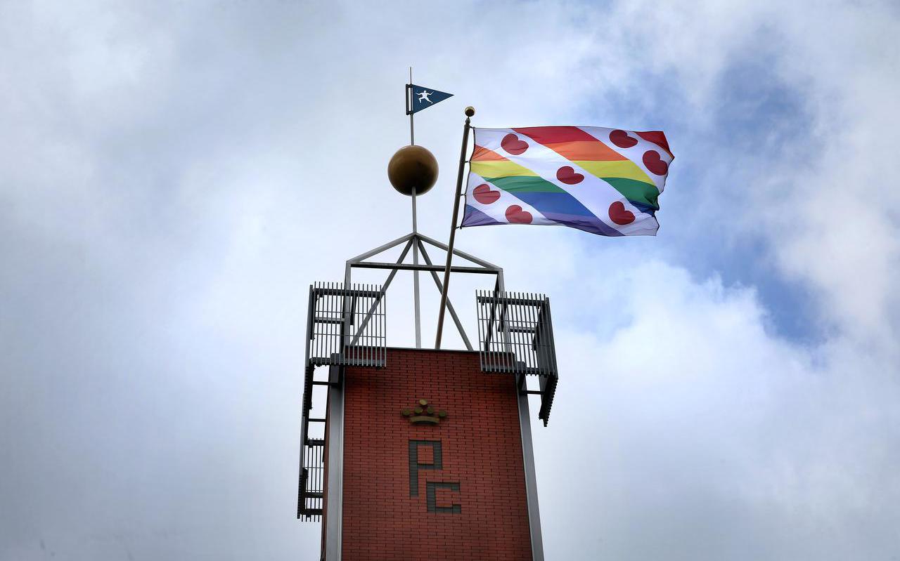 De regenboog-Friese vlag op het Sjûkelân in Franeker.