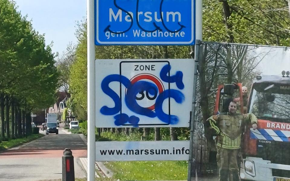 Overal in de kop van Friesland zijn verkeersborden met graffiti bespoten met SCC en SCH; verwijzingen naar de voetbalclubs Cambuur en Heerenveen.  