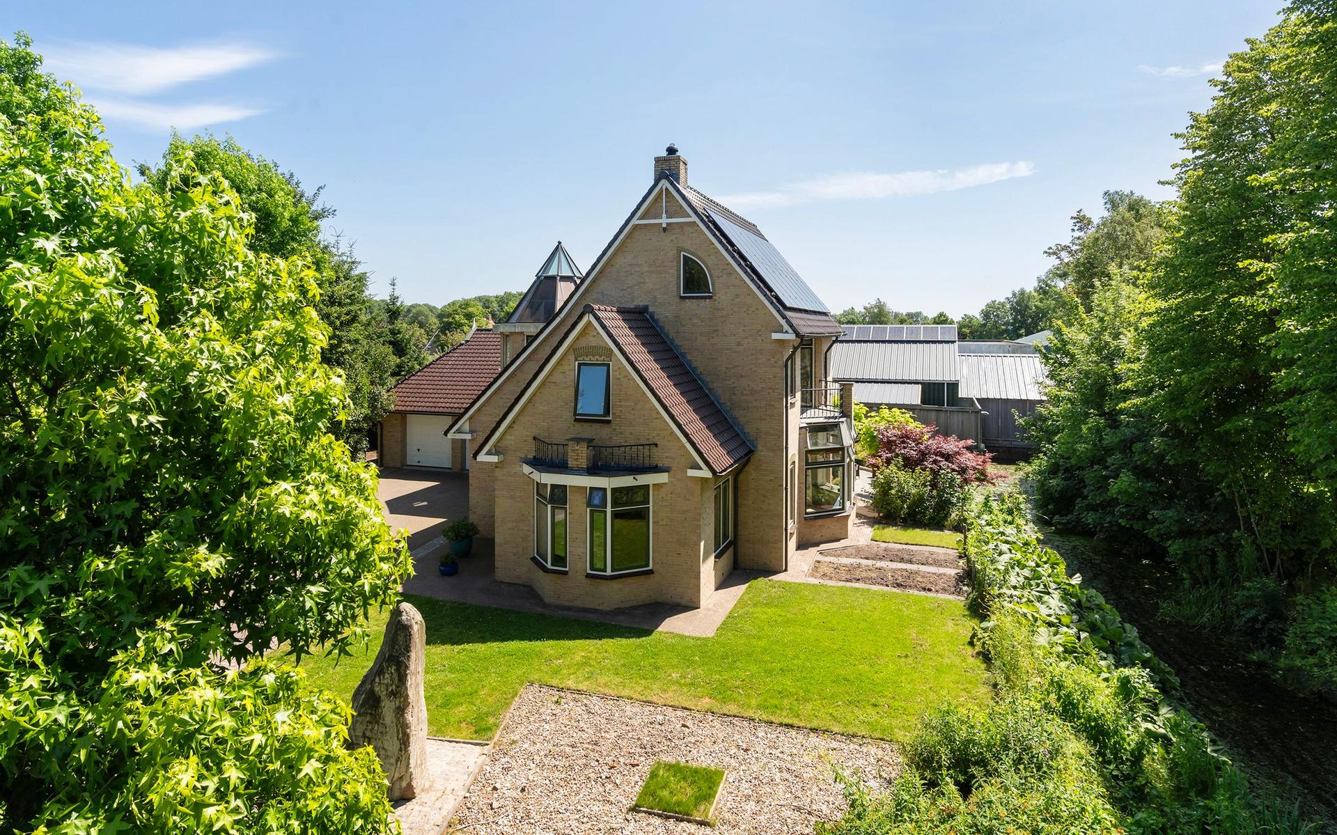 Het 'Chateau du Dronryp' zoekt een nieuwe eigenaar. Het huis staat te koop voor 850.000 euro.