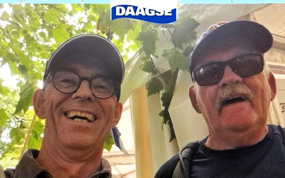 Jappie Stegenga (links) en zijn maat Age Witteveen uit Oudemirdum hebben de eerste wandeldag op de Nijmeegse Vierdaagse succesvol volbracht.