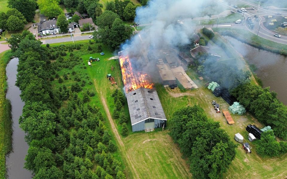 Een loods is donderdagmiddag in de brand gevlogen in Opeinde.