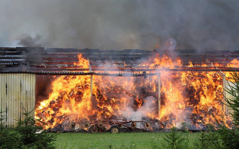 De loods in Opeinde is volledig verwoest door de brand.