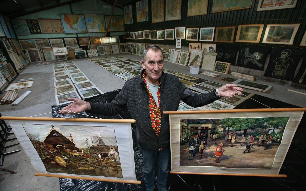 Piet Heeringa, eigenaar van Schoolplatenmuseum Deinum, heeft in de coronaperiode opgeruimd en verkoopt nu alle dubbele schoolplaten en landkaarten. Piet Heeringa, eigenaar van Schoolplatenmuseum Deinum, heeft in de coronaperiode opgeruimd en verkoopt nu alle dubbele schoolplaten en landkaarten.