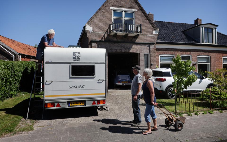 Menaam springt eruit als het sterkst vergrijsde dorp van Waadhoeke. Ruim een kwart (27 procent) van de dorpsbewoners is 65 jaar of ouder. Een senior Menamer prepareert zijn caravan, terwijl zijn grijzende buren met een steekwagentje in de weer zijn op hun erf. 